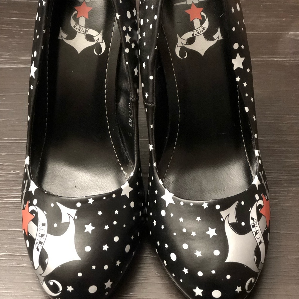 T.U.K size 5 Ahoy heels